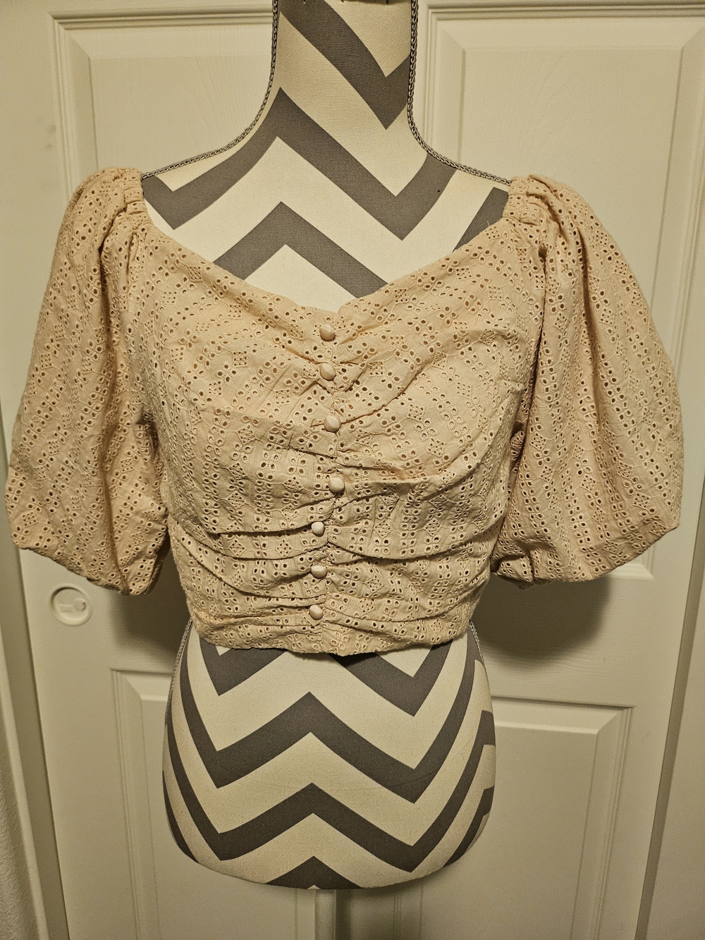70/21 🔥💗Beige Eyelet Puff-Sleeve Crop Top